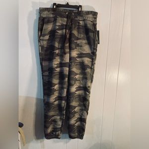 New women’s Small wild fable grey is green camo sweatpants